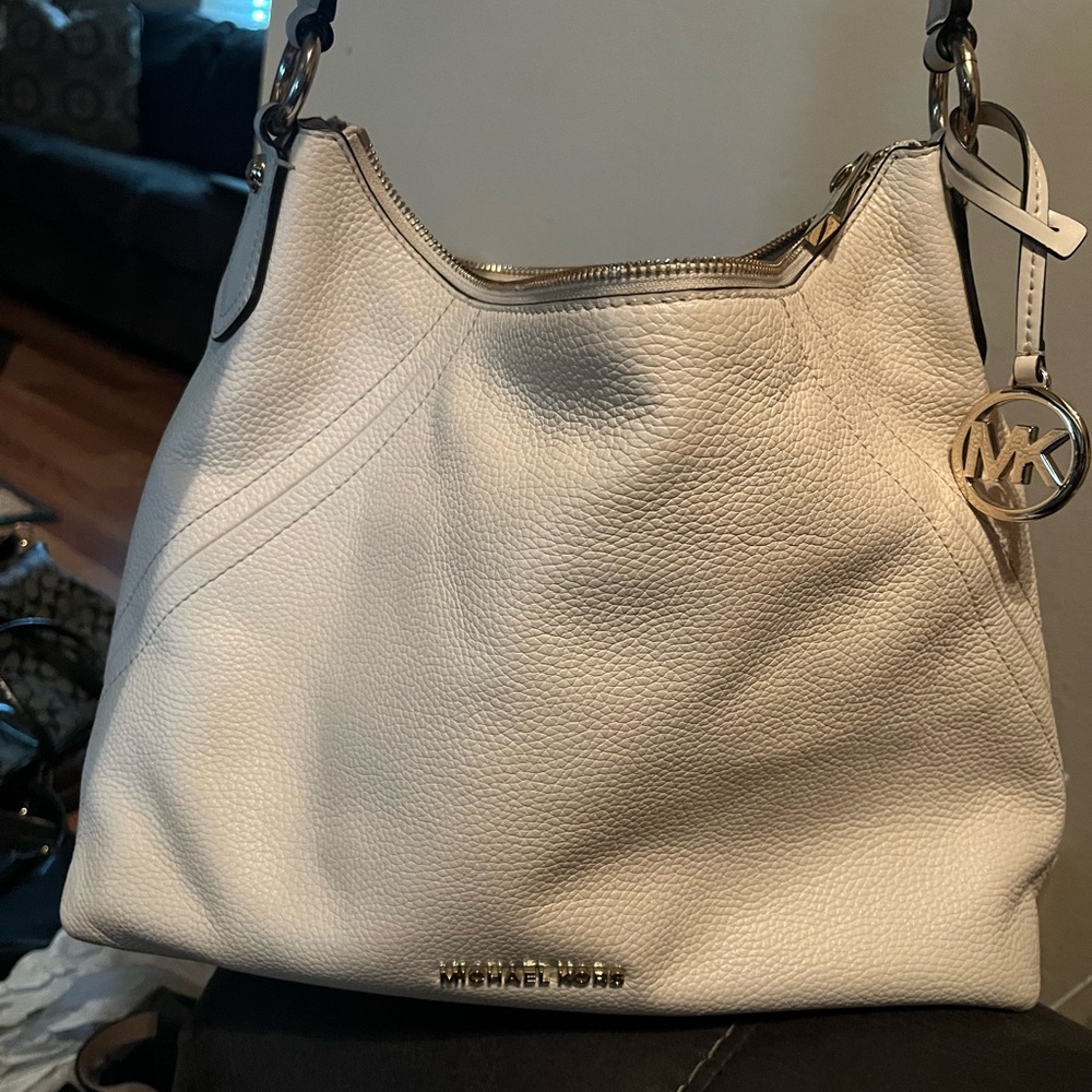 Michael Kors White Shoulder Bag with Structured Design and Silver Hardware